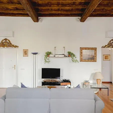 Giusi Trevi Апартаменты Рим